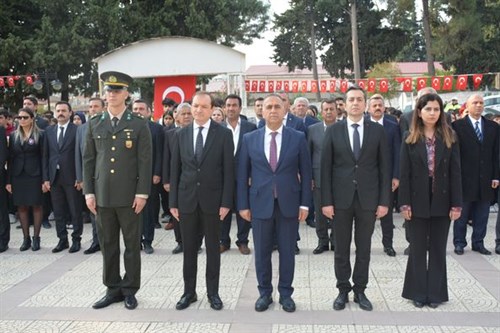 Kaymakamımız Cem GÜMRÜKÇÜ, Gazi Mustafa Kemal Atatürk'ün ebediyete irtihalinin 84. yıl dönümü nedeniyle  düzenlenen çelenk sunma programına katıldı.